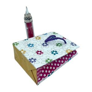 Bolsa de papel IntBOX ecológica con patrón de margaritas juguetonas, colores brillantes para regalos alegres en cumpleaños y Baby Showers - Product Image 3