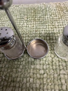 Juego básico de salero y pimentero de metal y vidrio para uso diario en la mesa, para añadir fácilmente sal y pimienta durante las comidas. - Product Image 5