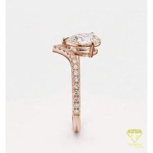 Bague de fiançailles en moissanite taille poire en or rose, avec pavé en forme de V chevron, solitaire, pour femme - Product Image 3
