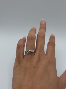 Anillo de Diamante Cultivado en Laboratorio de 1 Quilate y 3 Piedras en Oro de 18K |   Anillo de Compromiso y Boda Moderno con Certificación IGI |   Joyería de Diamantes para Novia - Product Image 4