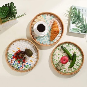Plateau rond en rotin fait main avec motif de feuilles, plateau de service décoratif en nacre pour la maison et la restauration - Product Image 5