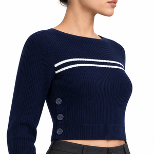 Haut en maille côtelée bleu marine rayé pour femme, coupe courte, col bateau, manches longues, boutons latéraux, ajusté, décontracté et tendance - Product Image 3