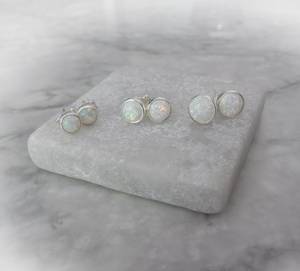 ต่างหูโอปอลสีขาว ต่างหูเงินแท้ประดับโอปอล ต่างหูโอปอลไฟ โอปอลประจำเดือนตุลาคม เครื่องประดับอัญมณี ของขวัญสุดหรูสำหรับเธอ - Product Image 1