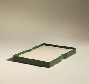 Plateau de service laqué vert forêt haut de gamme - Plateau décoratif à bord festonné moderne pour intérieurs de luxe - Product Image 1