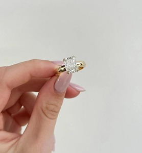 Anillo de Diamante Cultivado en Laboratorio con Corte Cojín de Nuevo Diseño, Moderno, con Halo Oculto en el Tallo Dividido, Oro Sólido de 14K, 3.00CT, VVS+, Color EF - Product Image 1