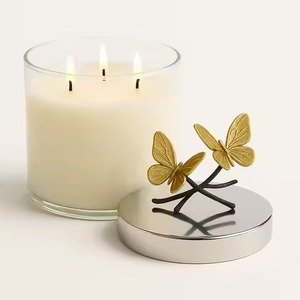 Pot à bougie en verre transparent avec couvercle doré poli et figurine papillon blanche en haut – Cadeau de luxe pour spa et relaxation - Product Image 4