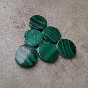 มาลาไคต์ธรรมชาติทรงกลมแบบคาโบชอง ด้านหลังแบน เจียระไนแล้ว เป็นอัญมณีสีเขียวสำหรับเครื่องประดับ มีทุกขนาด - Product Image 2