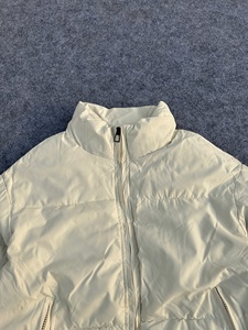 Chaqueta acolchada premium para mujer, diseño personalizado, color crema, cuello alto, con cremallera, rellena de plumón, cálida, informal, para invierno. - Product Image 2