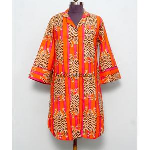 Chemise longue femme 100% coton pur à imprimé floral, style kimono, longueur mi-mollet, lavable, ouverte sur le devant, col en V, manches 3/4, coupe ajustée, boutonnée - Product Image 1