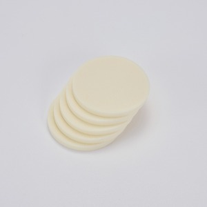 [K-ESSENTIALS] พัฟรองพื้นแบบน้ำ ทรงกลม 5.3 ซม. สีขาว ฟองน้ำแต่งหน้า SBR สำหรับการแต่งหน้าแบบเปียก/แห้ง - Product Image 1