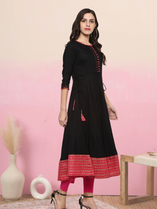 Kurta Anarkali negra de rayón estampado para mujer, con cuello redondo y mangas tres cuartos, diseñada para uso casual y festivo de estilo étnico global. - Product Image 4