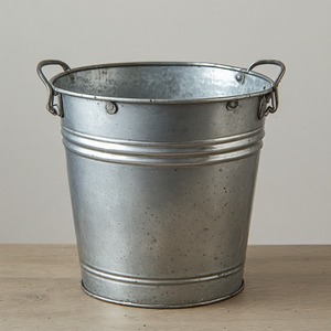 Maceta de Metal de Alta Resistencia Diseñada para Plantar Suculentas, Hierbas y Flores con Estilo en Espacios Modernos - Product Image 2