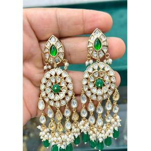 ต่างหูทองชุบคุณภาพพรีเมียมประดับมอยส์ซาไนต์แบบคุนดัน ดีไซน์หรูหราสำหรับผู้หญิงและเด็กผู้หญิง เหมาะสำหรับงานกลางคืน งานปาร์ตี้ และแฟชั่น - Product Image 1