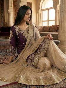 Ensemble de robe Sharara pour femmes, design de créateur |   Kurti en soie avec broderie lourde, travail de sequins et dori, et dupatta - Product Image 3