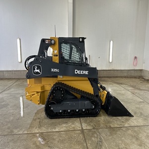 Chargeur compact Premium Deere 325G conçu pour une productivité maximale, avec une construction robuste, une forte traction et un conducteur performant. - Product Image 5