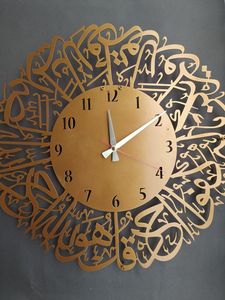 Une horloge murale en métal bien conçue crée une sensation de structure et d'équilibre. Un cadre robuste contribue à maintenir l'alignement et la précision. - Product Image 6