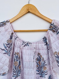 Robe longue en coton à motif floral lavande clair pour femme, manches bouffantes, col noué, vente en gros pour boutiques - Product Image 2