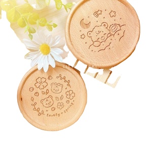 Ensemble de sous-verres en bois artisanal pour thé et café avec de jolis motifs floraux gravés, décoration de table en bois naturel, cadeau pour la maison - Product Image 4