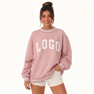 Sudadera personalizada de cuello simulado para mujer, de forro polar oversize, con hombros caídos, gráfico de letras universitarias y puños y bajo acanalados - Product Image 1