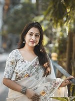 Sari en coton doux moderne de qualité supérieure avec imprimé numérique et motif floral élégant sur toute la surface, accompagné d'un chemisier imprimé assorti pour les fêtes