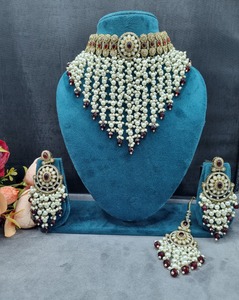ชุดสร้อยคอพรีเมียม Ping Bling ประดับมุก Kundan พร้อมต่างหูและเครื่องประดับศีรษะแบบ Maang Tikka ประดับด้วยหินสีเขียว สำหรับเจ้าสาวในงานแต่งงาน - Product Image 6