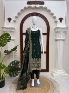 Ensemble prêt-à-porter de créateur pour soirée, en soie Fandy, avec broderie de fils et sequins, comprenant haut, bas et dupatta, entièrement cousu. - Product Image 3