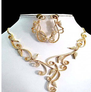 Conjunto dorado inspirado en un pavo real majestuoso con intrincados diseños en espiral y piedras. Disponible a precios de mayorista. - Product Image 3