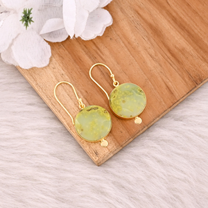 Pendientes colgantes de ópalo verde chapados en oro de latón de aspecto natural con dije de diseño artesanal, pendientes colgantes de latón, regalo para ella - Product Image 3
