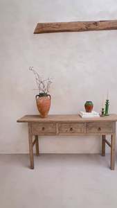 Mesa Consola Antigua Aelin Rústica de Olmo Macizo con Tres Cajones, Estrecha para Pasillo, Entrada, Soporte de Altar, Mueble de Sala de Estar Estilo Rústico - Product Image 3