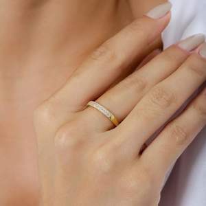 Anillo de Diamantes de Doble Hilera Dorado, Elegante Anillo de Boda Minimalista con Engaste Pavé, Anillo de Diamantes Apilable para Mujer - Product Image 1