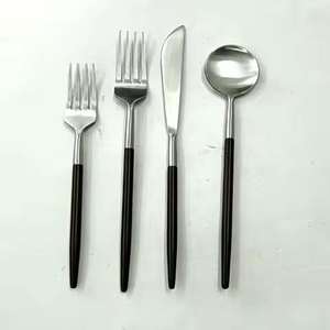 Ensemble de couverts en acier inoxydable 304 de qualité supérieure, finition miroir, avec manches en émail rouge, comprenant cuillère, fourchette et couteau - Product Image 4