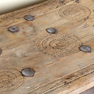 Table basse vintage en bois sculpté à la main avec motif floral, finitions métalliques, meuble rustique pour salon et salle à manger - Product Image 3