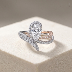 Anillo de Compromiso Solitario con Halo de Diamantes Cultivados en Laboratorio en Oro de Dos Tonos de 14K, Corte Pera, con Acentos de Micro Pavé, Estilo Minimalista, Certificado IGI, Marca RAAMAA - Product Image 2