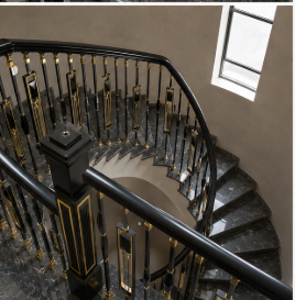 Rampe d'escalier de luxe noire et or avec un design élégant et courbé et des marches en marbre poli pour une décoration intérieure moderne - Product Image 3