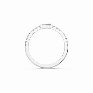 แหวนทองคำขาว 18K ประดับเพชรทรงเหลี่ยมมรกตเพาะเลี้ยงแบบ Pavé พร้อมใบรับรอง IGI - Product Image 5