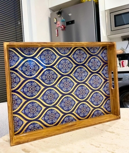 Plateau de service rectangulaire en bois et métal Moradabad avec poignées en corde, motif nature morte moderne, lot multi-pièces, décoration en bois - Product Image 5
