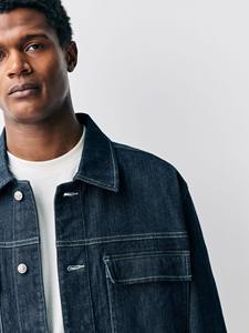 Veste en jean décontractée pour homme, confectionnée avec un tissu doux et résistant, coupe décontractée, effet délavé élégant et structurée. - Product Image 4