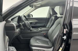 Toyota Highlander XLE AWD SUV 2024 d'occasion certifiée de luxe avec sièges en cuir et toit ouvrant - Product Image 5