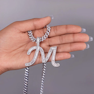 Pendentif lettre M en moissanite de luxe, argent 925, taille baguette, serti en canal, unisexe, cadeau, breloque - Product Image 2