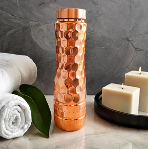 Magnifique bouteille en cuivre texturée nid d'abeille, finition brillante et détails alvéolés uniques, disponible à prix de gros. - Product Image 1