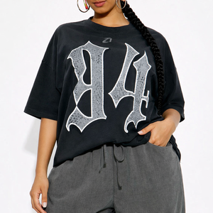 Camiseta de Fútbol Americano Gótica Negra para Mujer, Estilo Urbano, con Estampado de Letras, Corte Holgado, Personalizada, de Algodón Premium - Product Image 1