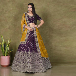Ensemble Lehenga Choli en soie croquante avec broderie florale riche et jupe à ourlet richement orné, accompagné d'un dupatta contrastant - Product Image 1