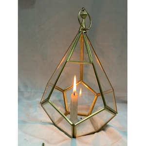 Lanterne à bougie en cuivre et verre de forme trapézoïdale, terrarium géométrique avec poignée pour la décoration de la maison à Pâques - Product Image 1