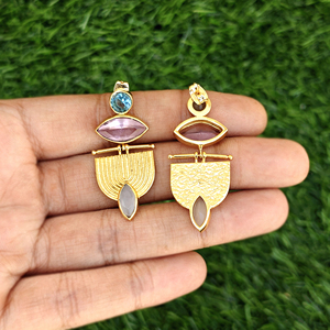 Pendientes geométricos de calcedonia hidroquarzo hechos a mano, chapados en oro de 18k, latón texturizado, cierre a presión, joyería de diseño llamativa. - Product Image 6
