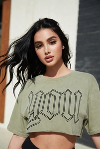 เสื้อยืดครอปท็อปสีเขียวมะกอกสำหรับผู้หญิง คอกลม แขนสั้น สไตล์ลำลอง พิมพ์ลายตัวอักษร ทรงปกติ ระบายอากาศได้ดี ผ้าเจอร์ซีย์ 100% ผ้าฝ้าย สำหรับฤดูใบไม้ผลิ - Product Image 5