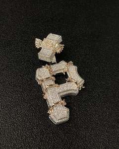 จี้ตัวอักษรหรูหรา สไตล์ฮิปฮอป ประดับเพชรแบบ Iced Out จี้เพชร VVS แบบสั่งทำพิเศษ รูปทรงบาแกตต์ จี้ตัวอักษรประดับเพชรโมอิสซาไนต์ - Product Image 3