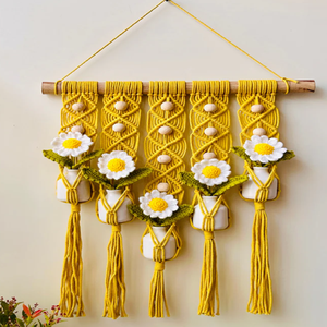Adorable Adorno de Pared de Macramé Amarillo con Diseño de Múltiples Bolsillos y Lindas Margaritas Tejidas a Crochet en Macetas Pequeñas Decoración del Hogar Contemporánea - Product Image 1