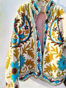 Abrigo de Talla Grande con Capucha y Hombros Caídos, Bordado Suzani de Terciopelo de Algodón Ecológico, Estilo Vintage, con Estampado Floral, para Mujer, de Bless International - Product Image 5