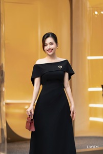 Vestido Esther con hombros descubiertos en corte A en color negro |   Estilo elegante y femenino |   Diseño con hombros descubiertos |   Moda moderna para mujeres - Product Image 5