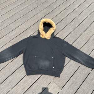 เสื้อฮู้ดดี้ขนเฟอร์ถอดได้สำหรับผู้ชาย ล้างสีซีดแบบซันเฟด ผ้าคอตตอนหนา 450GSM ปักลายปะติดแบบมีหมุด สไตล์โอเวอร์ไซส์ สตรีทแวร์ - Product Image 4